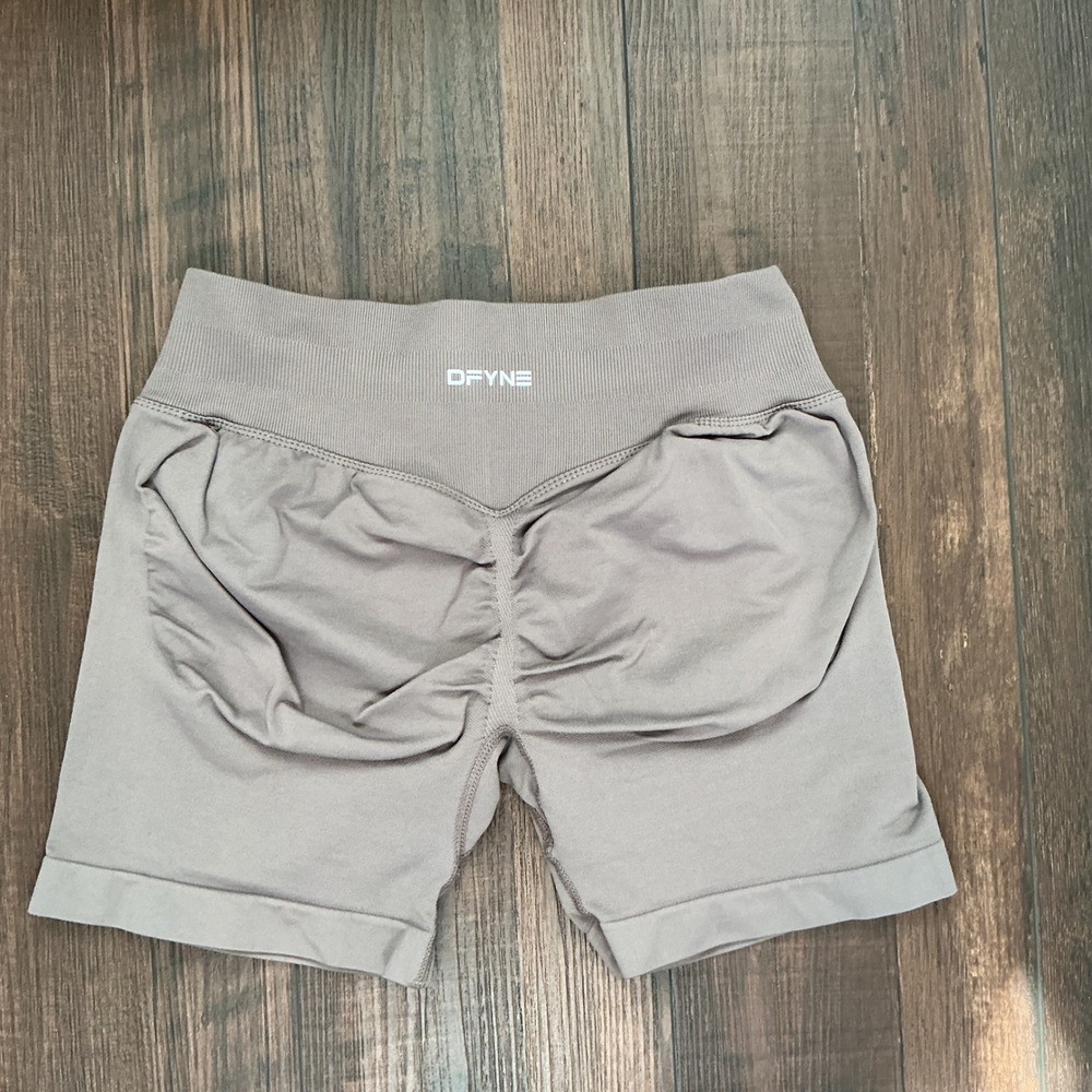 DFYNE Dynamic Seamless Scrunch Shorts Taupe Brown High Waisted Large Gym Workout